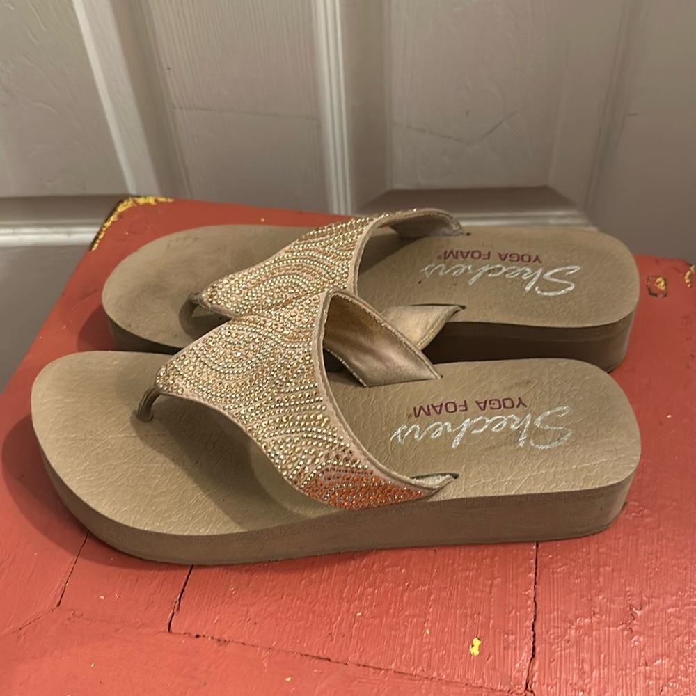 Skechers yoga foam flip flops size 9, worn a few times comfortable fun & sparkly